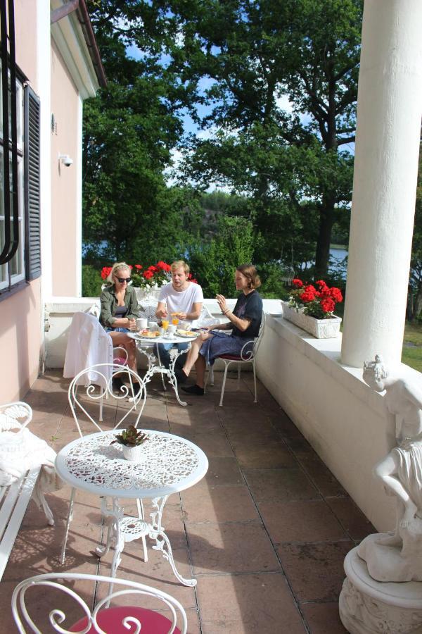 Herrgards Hotell Gyllene Haesten Vastervik Bagian luar foto