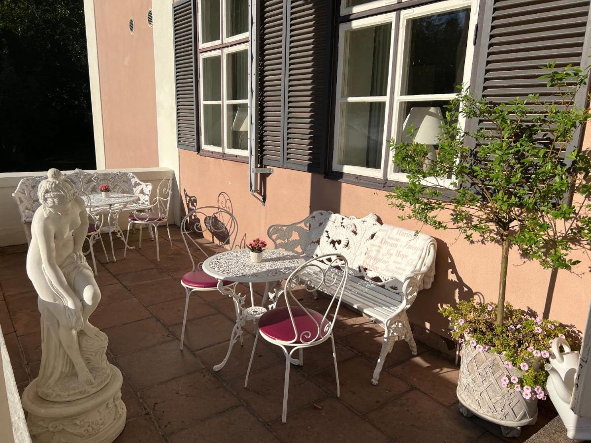Herrgards Hotell Gyllene Haesten Vastervik Bagian luar foto