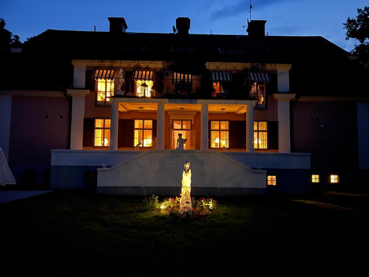 Herrgards Hotell Gyllene Haesten Vastervik Bagian luar foto